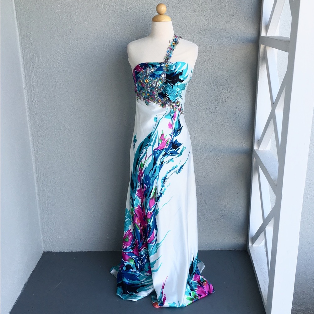 (SOLD) White Floral beaded Dress Sz 6. NWOT